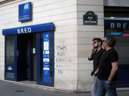 12-07-02-GRAFFITI-ParisIII-ruedeBretagne-archyves