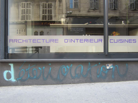 12-08-GRAFFITI-Marseille-rueBreteuil-archyves